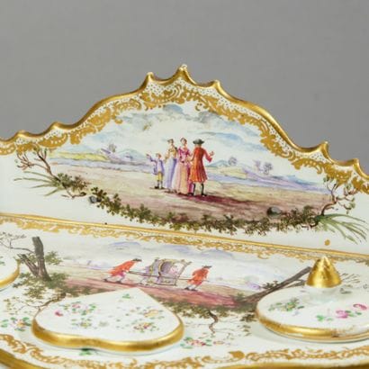 Genre de SCEAUX.
Écritoire en faïence ovale...