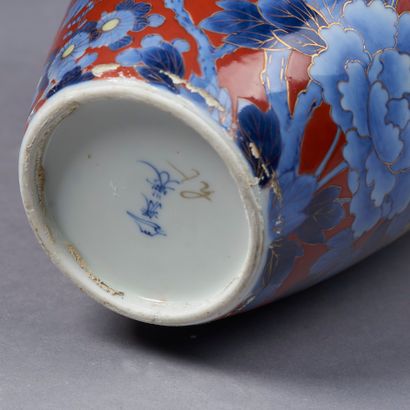 JAPON.

Paire de vases ovoïdes en porcelaine...