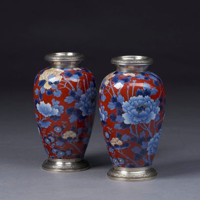 JAPON.

Paire de vases ovoïdes en porcelaine...
