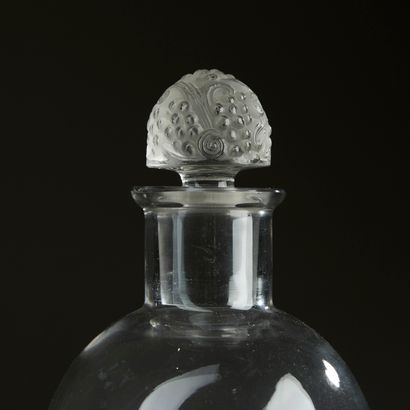 LALIQUE France.

Flat-bottomed blown-glass...