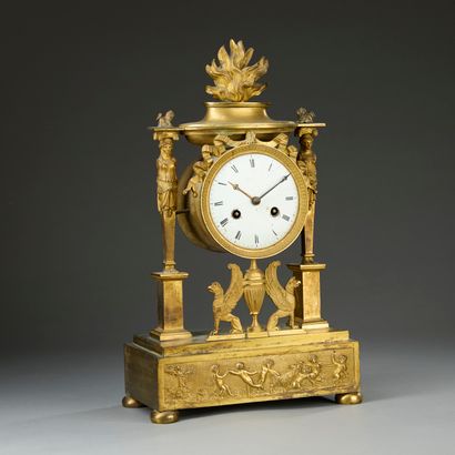Pendule portique en bronze doré, le cadran...