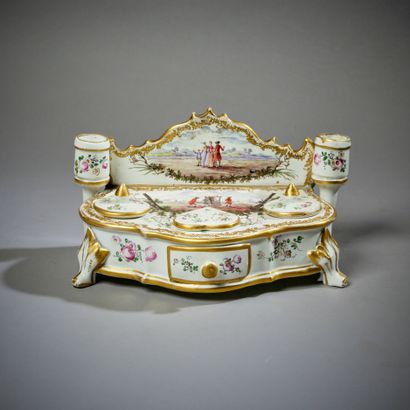 Genre de SCEAUX.
Écritoire en faïence ovale...