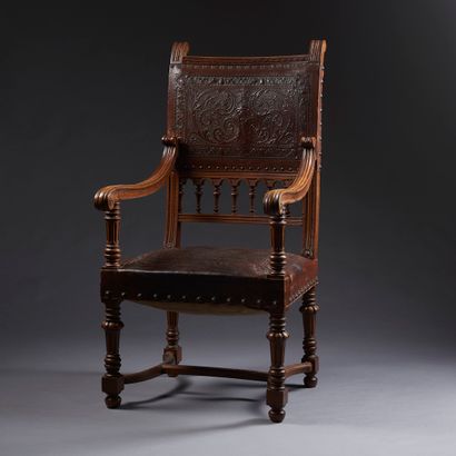 Chaise à bras en bois mouluré et sculpté,...