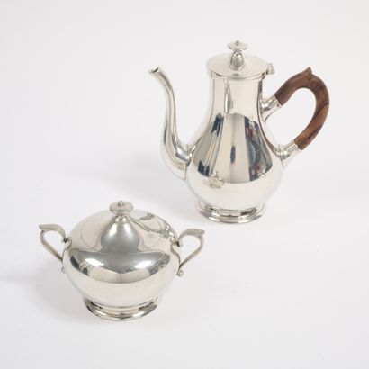 LES ETAINS DU MANOIR.

A pewter covered sugar...