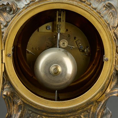 Pendule et contre-socle 
en bronze ciselé...