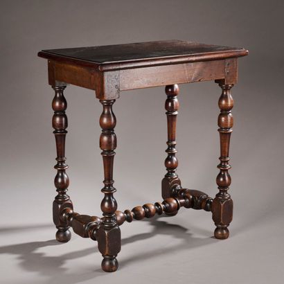 Petite table en bois teinté, les montants...