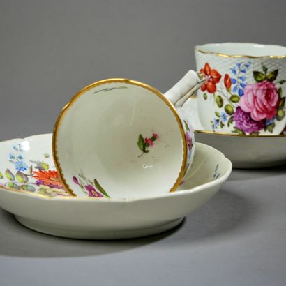 ANGLETERRE, SPODE.

Deux tasses et leur sous-tasse...