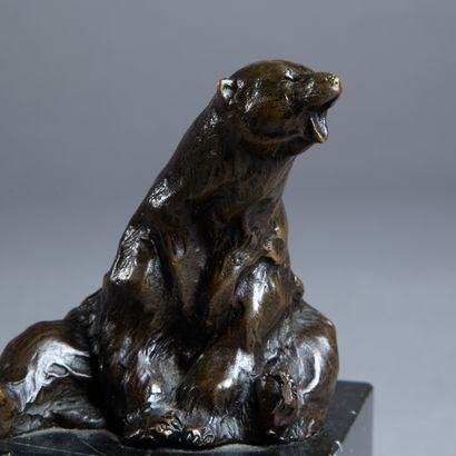 DUBANTON (20th century).

Sitting bear moaning.

Sculpture...