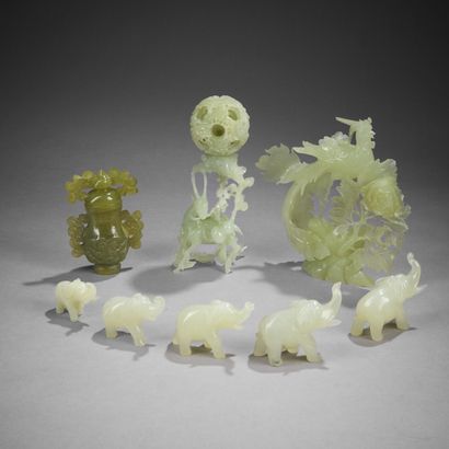 CHINA. 

Hard stone set including : 

- Two...