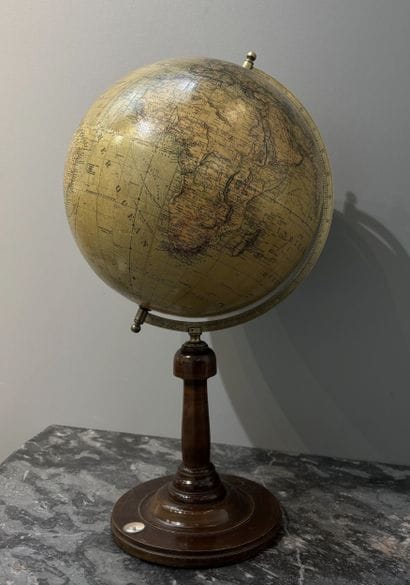 NEUER ERD GLOBUS.

Lithographed globe (restorations).

Stained...