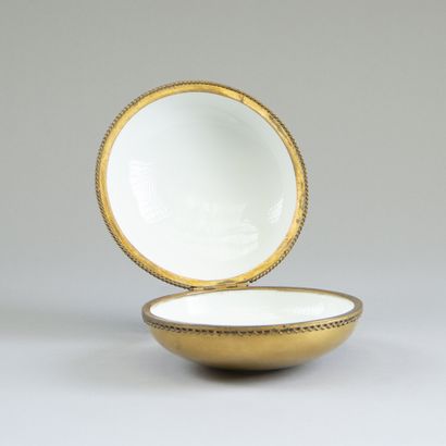 Circular covered porcelain box, entirely...