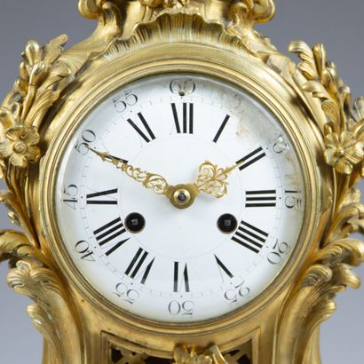 Fiddle-shaped clock in molded, chased and...