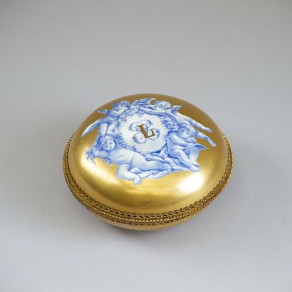 Circular covered porcelain box, entirely...