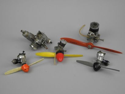 Ensemble de cinq moteurs thermiques pour...