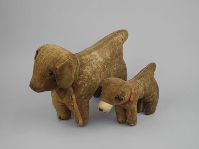 Deux chiens en velours et tissu, yeux boutons,...