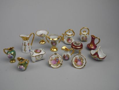 LIMOGES. Quatorze pièces de service en porcelaine...