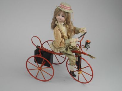 Jeune fille sur un tricycle, la tête et les...