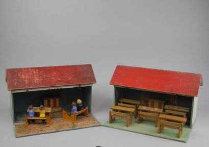 Deux écoles en bois peint, façades au pochoir....