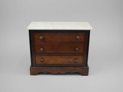 Commode de poupée ouvrant à trois tiroirs,...