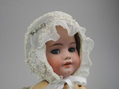Bonnet de poupée en dentelle ivoire rehaussée...