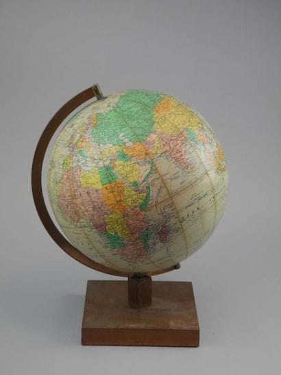 Mappemonde en carton imprimé et métal sur...