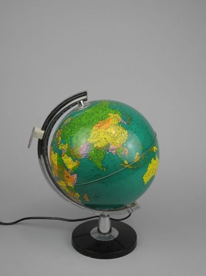 Mappemonde en plastique imprimé formant lampe....