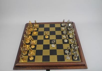 Jeu d'échecs en étain, plateau en bois et...