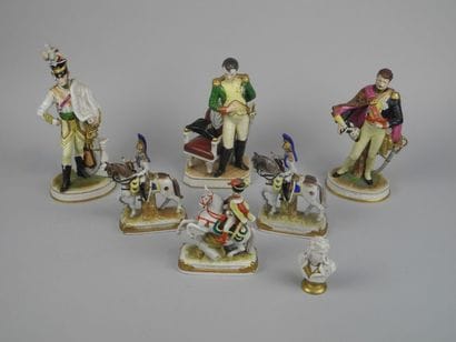 Ensemble de 7 sujets en porcelaine comprenant...