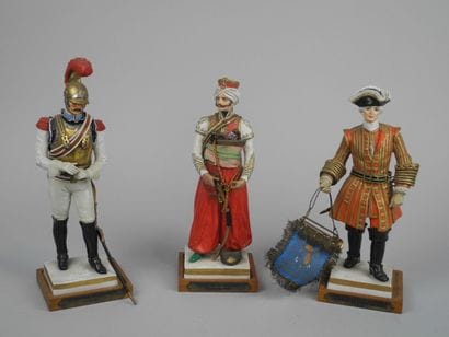 Ensemble de 3 sujets: un Trompette des Gendarmes...