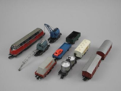 MARKLIN, HO, une locomotive, deux wagons...