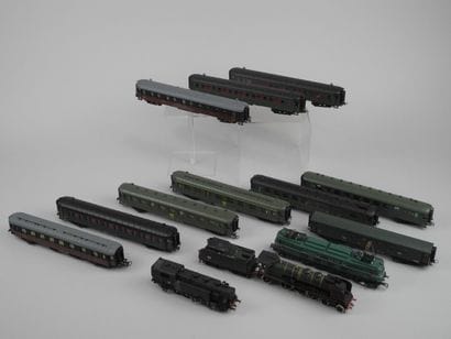 Lot d'une locomotive 2D2 9135 et quatre wagons...