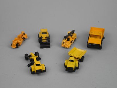 Six modèles réduits d'engins de chantier...
