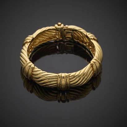 O.J. PERRIN.
Bracelet articulé en or jaune...