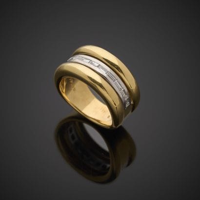 POIRAY.
Bague en or jaune et gris 750 millièmes,...