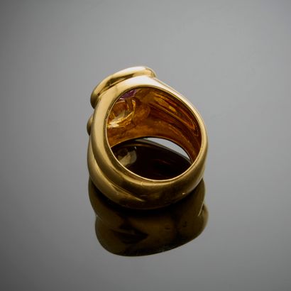 Large bague en or jaune 750 millièmes, présentant...