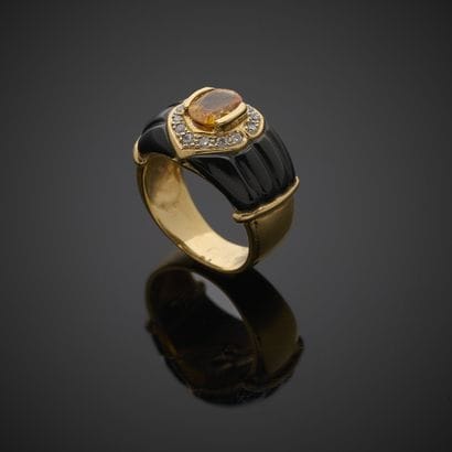 Bague bombée en or jaune 750 millièmes, présentant...