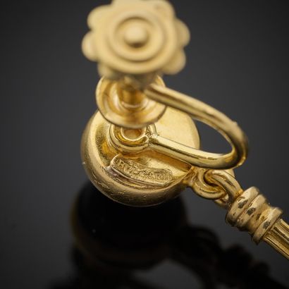 BULGARI.
Paire de pendants d'oreille en or...