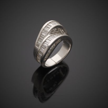 Bague en or gris 750 millièmes, formée de...