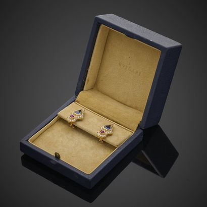BULGARI.
Paire de clips d'oreille en or jaune...