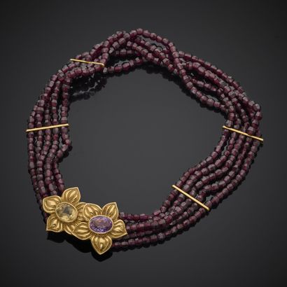 Collier composé de cinq rangs de perles de...