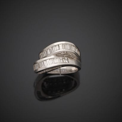 Bague en or gris 750 millièmes, formée de...