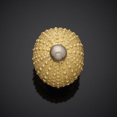 Importante bague texturée en or jaune 750...