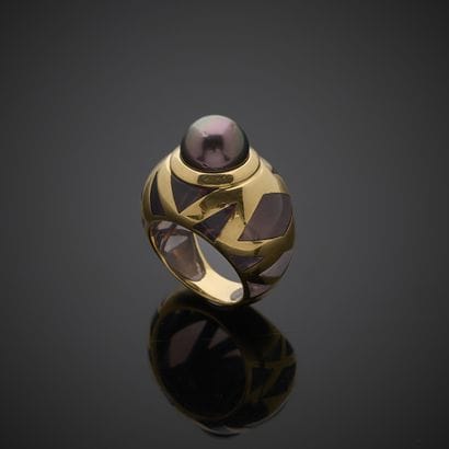 Bague dôme en or jaune 750 millièmes, présentant...