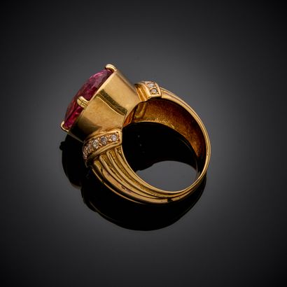 Importante bague en or jaune 750 millièmes,...
