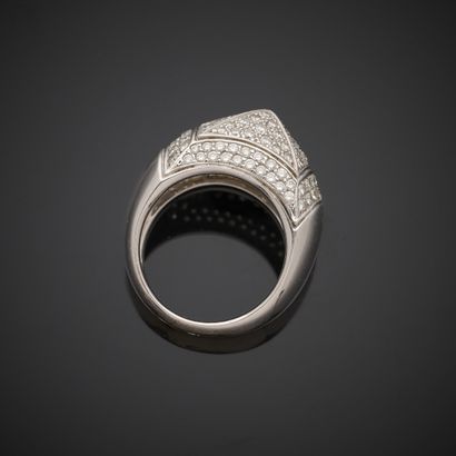 O.J. PERRIN.
Bague dôme en or gris 750 millièmes,...