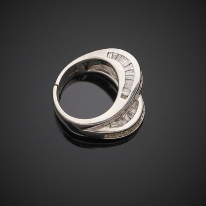 Bague en or gris 750 millièmes, formée de...