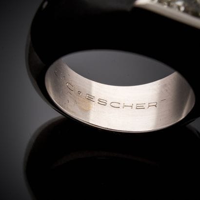 CHRISTINE ESCHER.
Bague en or gris 750 millièmes,...