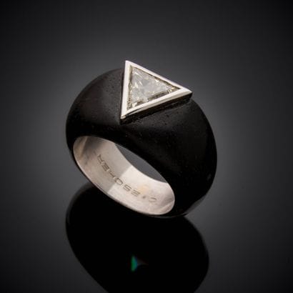 CHRISTINE ESCHER.
Bague en or gris 750 millièmes,...