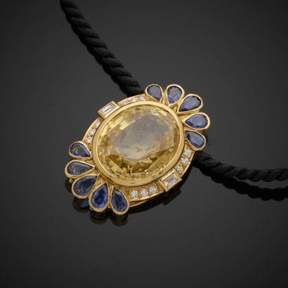 Pendant in 750 thousandths yellow gold, set...