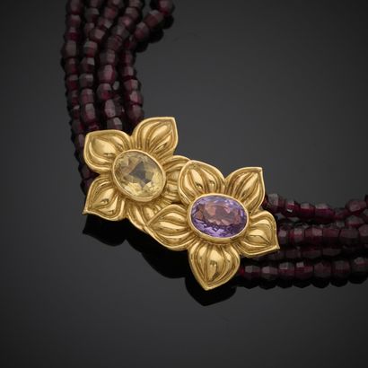 Collier composé de cinq rangs de perles de...
